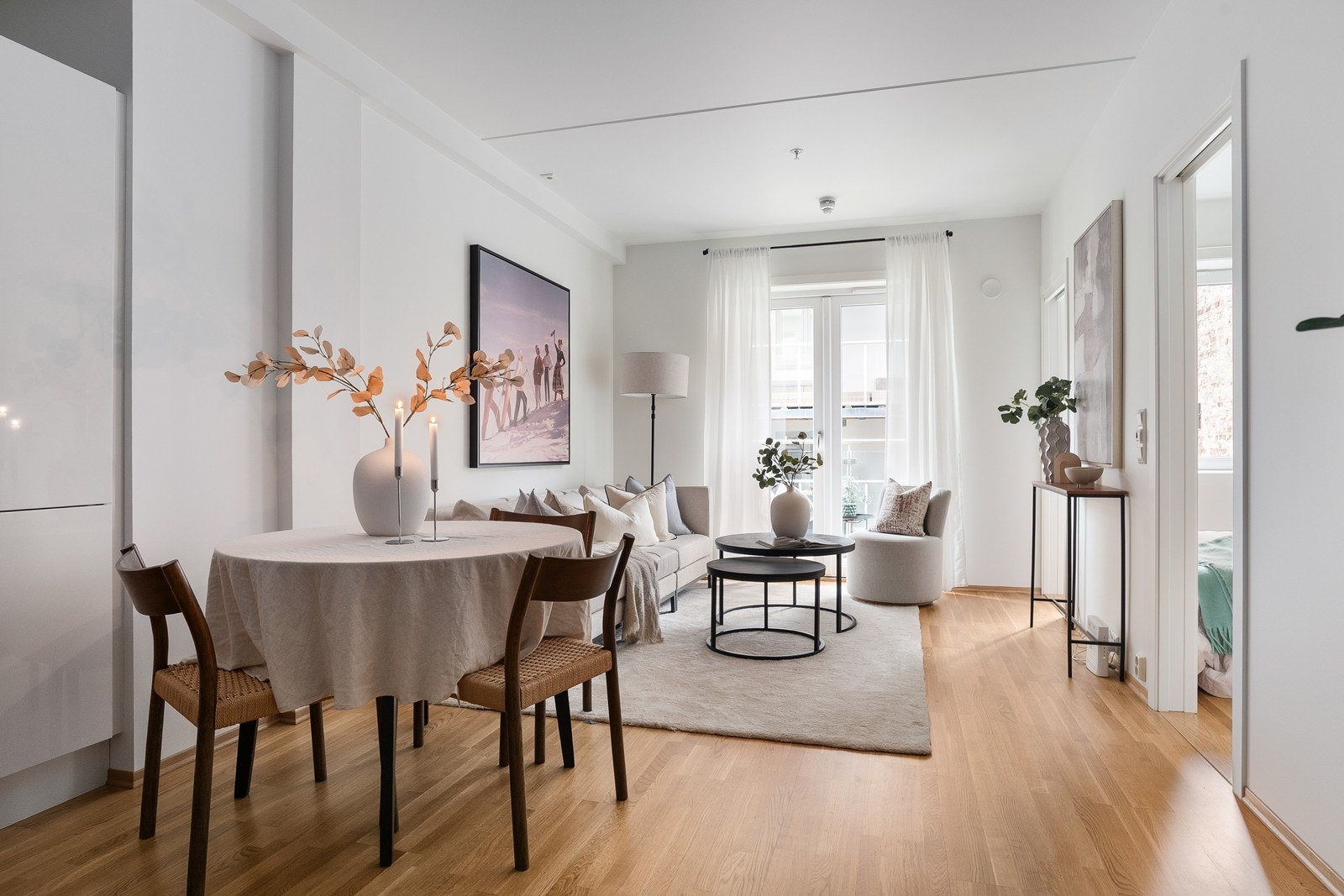 Boligen oppleves lys og luftig med lysinnslipp fra store vindusflater. Galleribilde