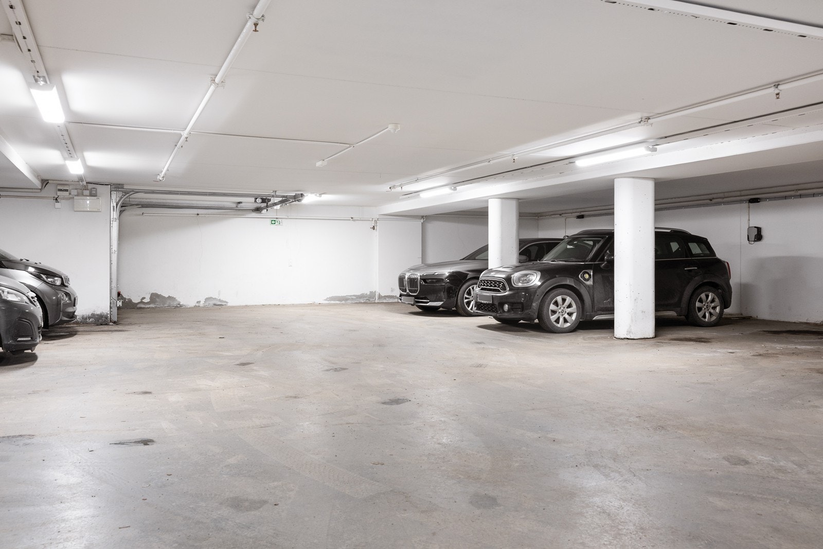 Det er garasjekjeller i bygget med tidvis mulighet for å leie parkeringsplass av andre beboere. Her finner du også sykkelbod. Galleribilde