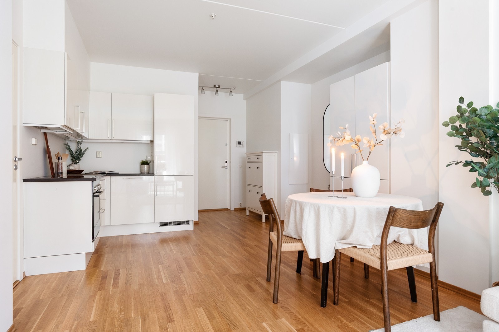 Åpen løsning mellom stue og kjøkken skaper en sosial atmosfære. Galleribilde