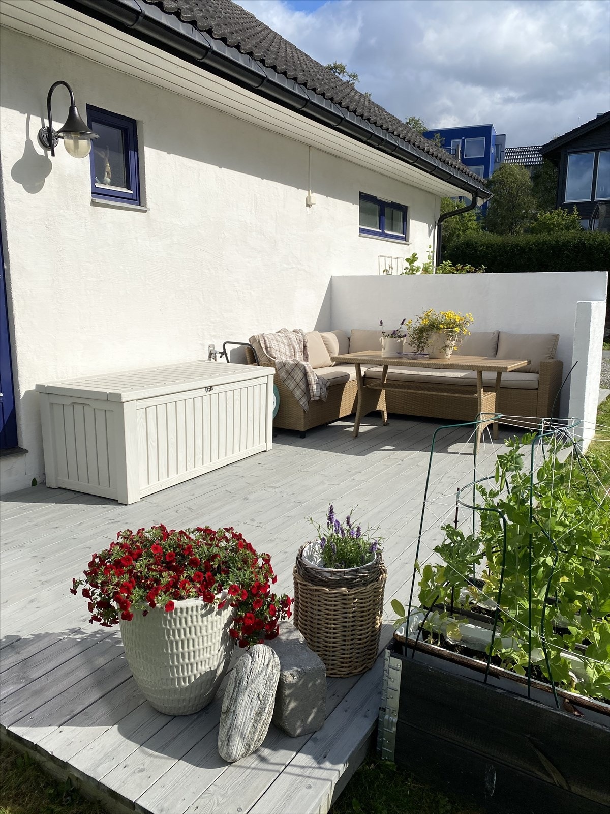 Privat bilde. Lun og koselig sol-krok mot sør-vest. Alle utvendige vindusbrett i vakker skifer Galleribilde