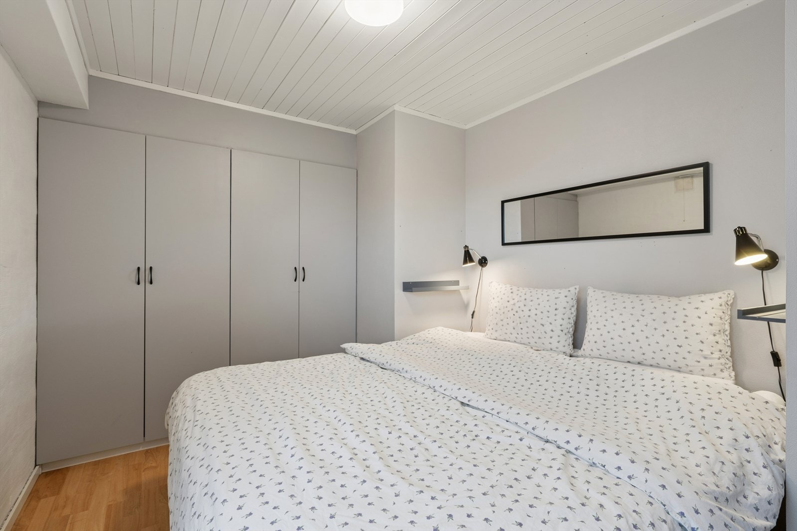 Soverom 1 nordvendt, utleiedel. (sengtøy illustrert av AI) Galleribilde