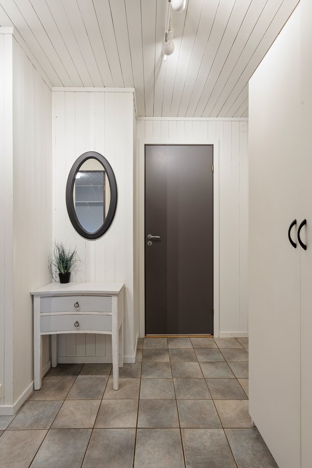 Entré og gang i utleiedel, flislagt med varme. Galleribilde