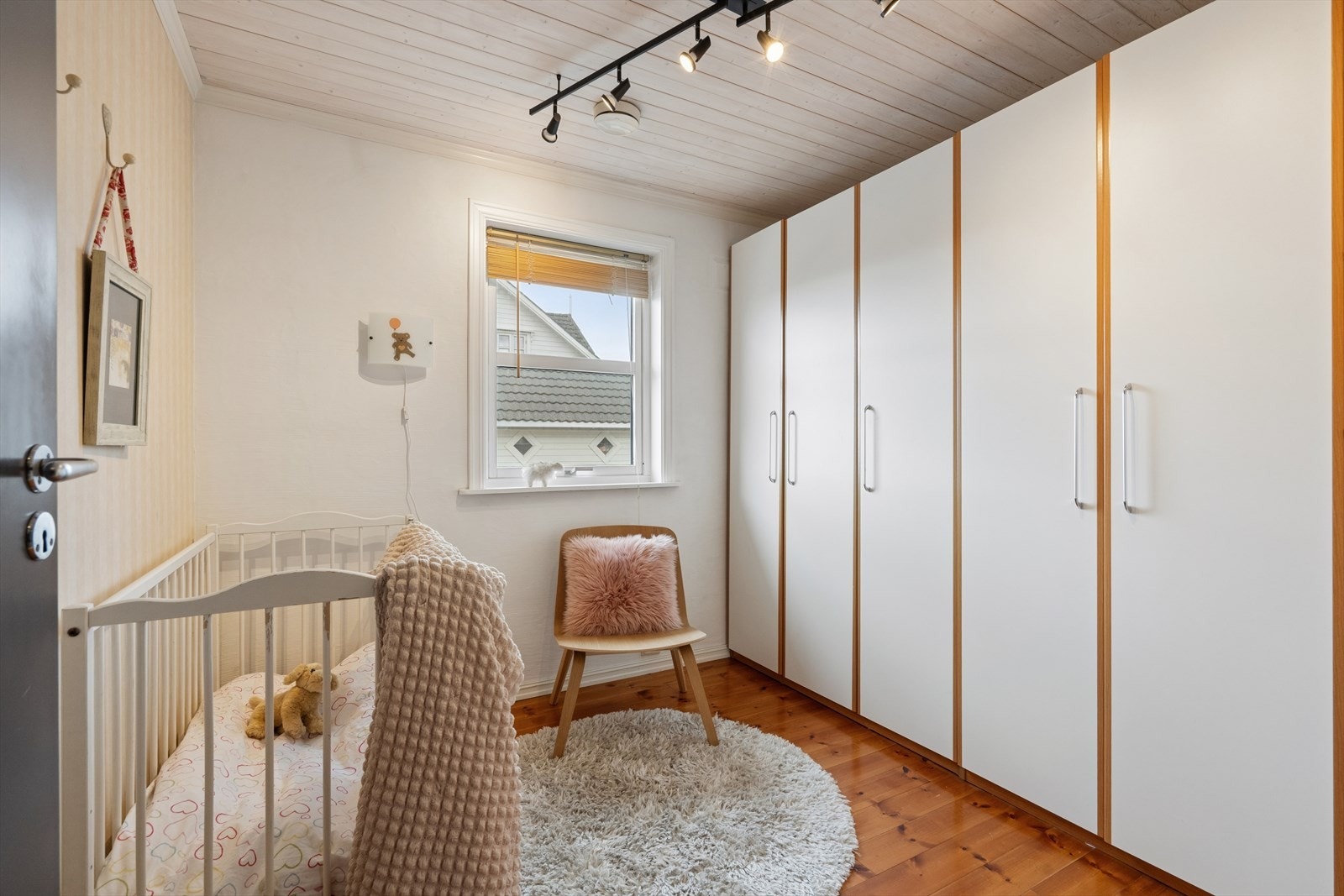 Det andre soverommet i 1.etg. har vært benyttet både som barnerom og kontor. Mye oppbevaringsplass i medfølgende garderobeløsning. Galleribilde