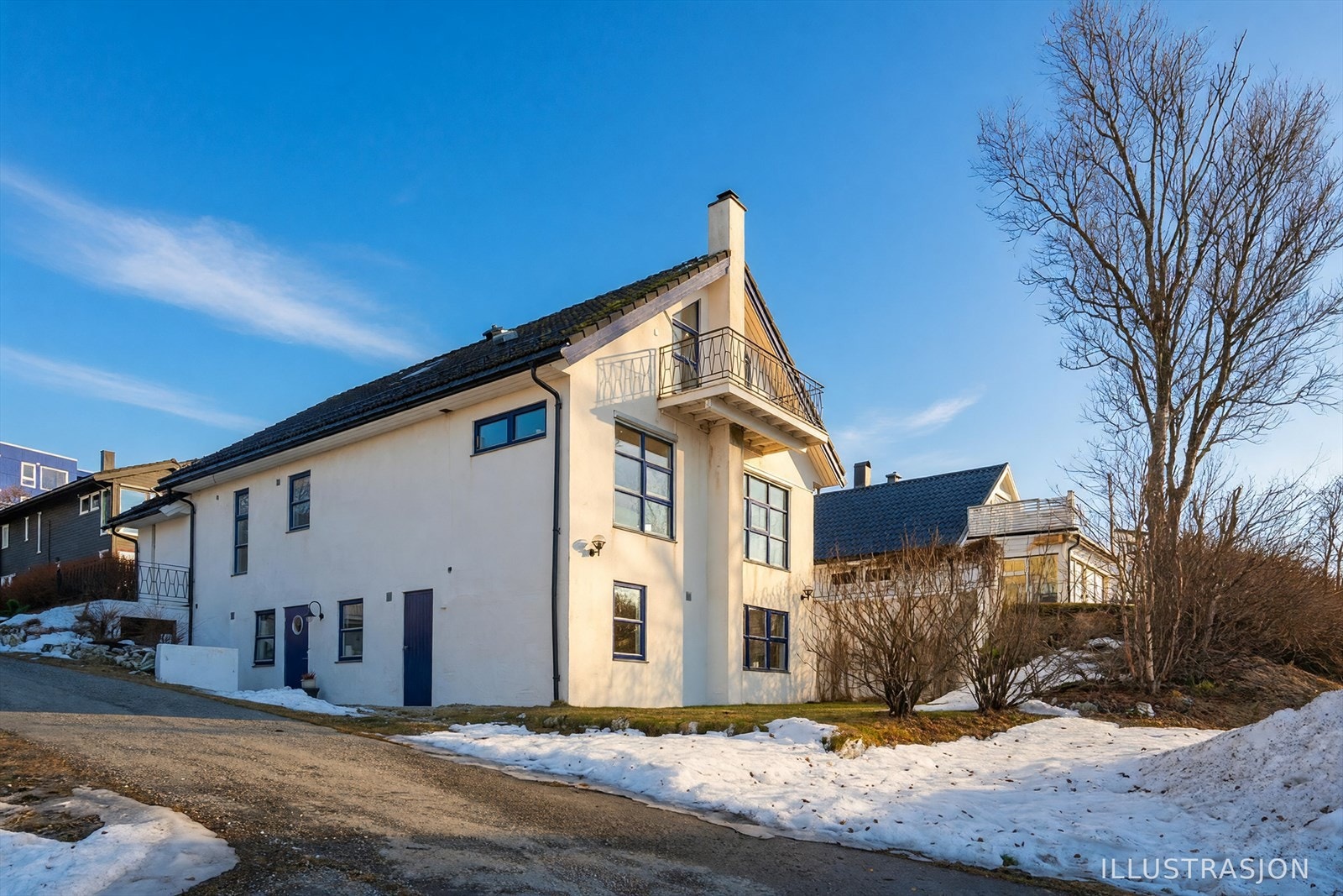 Fasade sett fra Nord-vest. Egen inngang til utleiedel, samt flere sportsboder. (Pent vær illustrert av AI) Galleribilde