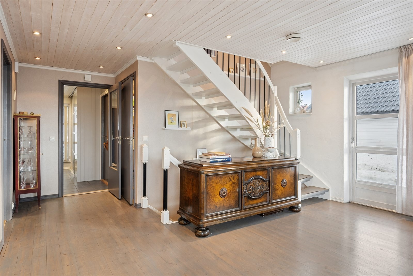 Hele boligen er utstyrt med balansert ventilasjon og sentralstøvsuger for et godt inneklima og enkel rengjøring. Galleribilde