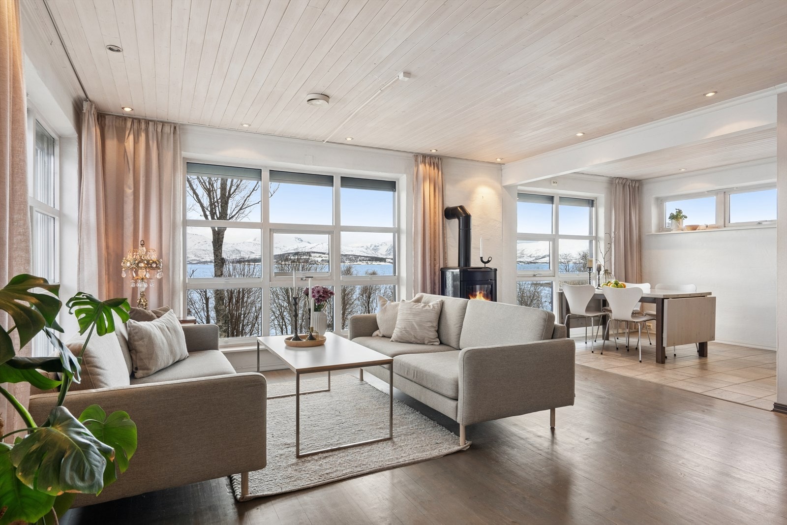 Den åpne løsningen mellom stue og kjøkken skaper en sosial og luftig atmosfære. Galleribilde