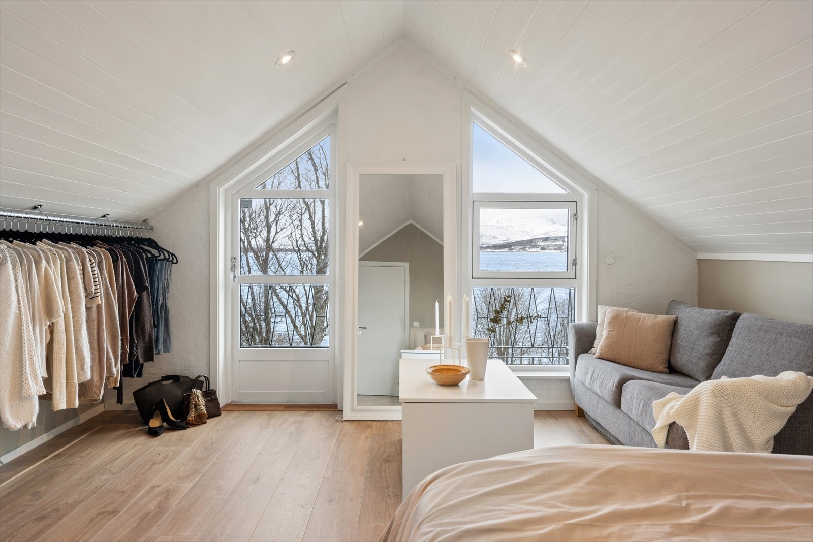 Fra loftstuen er det utgang til en 4 m² stor balkong med flott utsikt over sundet. Galleribilde