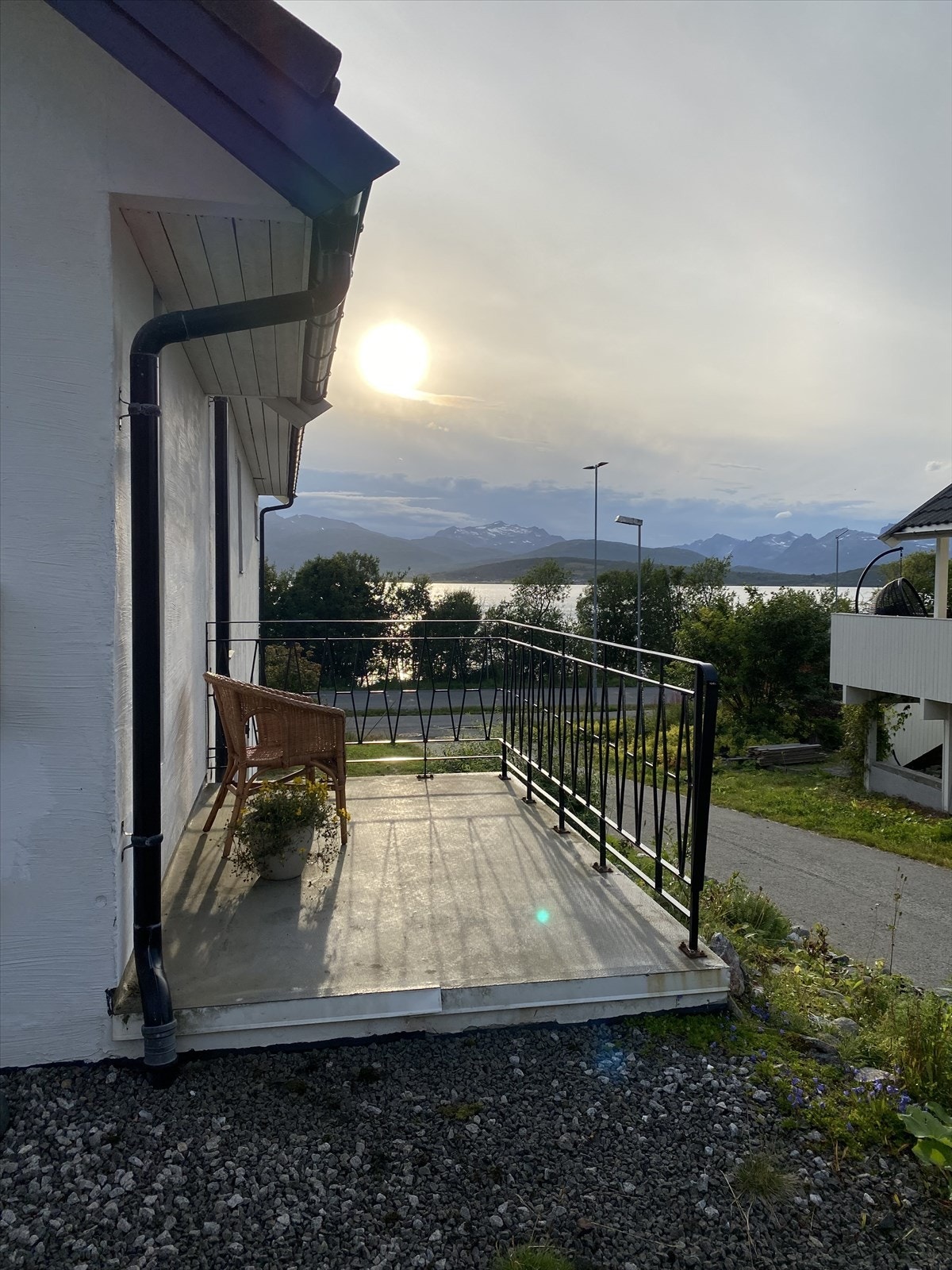 Privat bilde. Nord-østlig markterrasse med morgen og kveldssol. Galleribilde