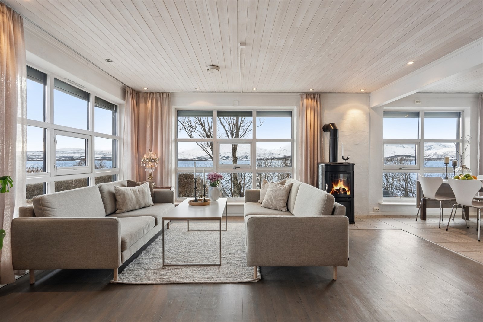 Stuen i hoveddelen har store vindusflater som rammer inn den flotte, vestvendte utsikten mot sjøen. Galleribilde