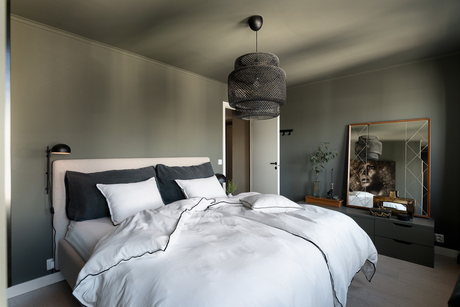 Leiligheten byr på tre gode soverom, hvorav hovedsoverommet har tilknytning til walk-in closet. Galleribilde