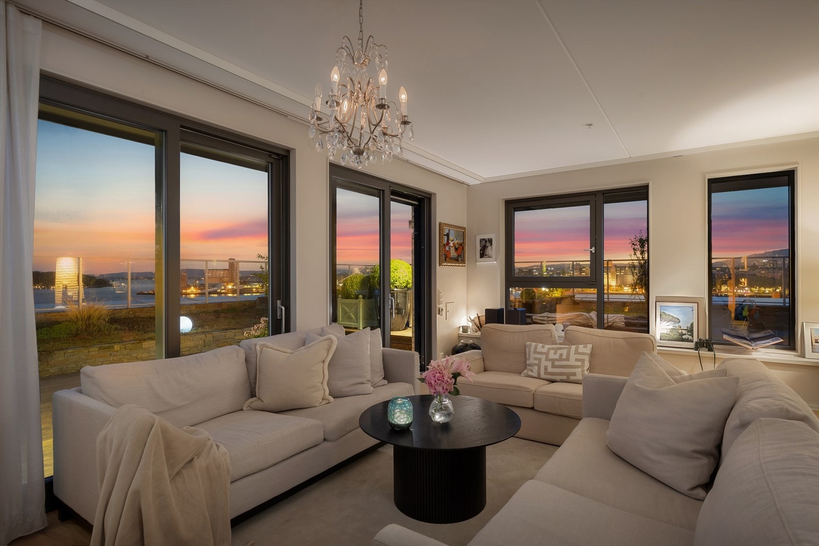 Rett fra stuen har man adkomst til leilighetens terrasse hvor sommerkveldene kan nytes - gang etter gang. Galleribilde