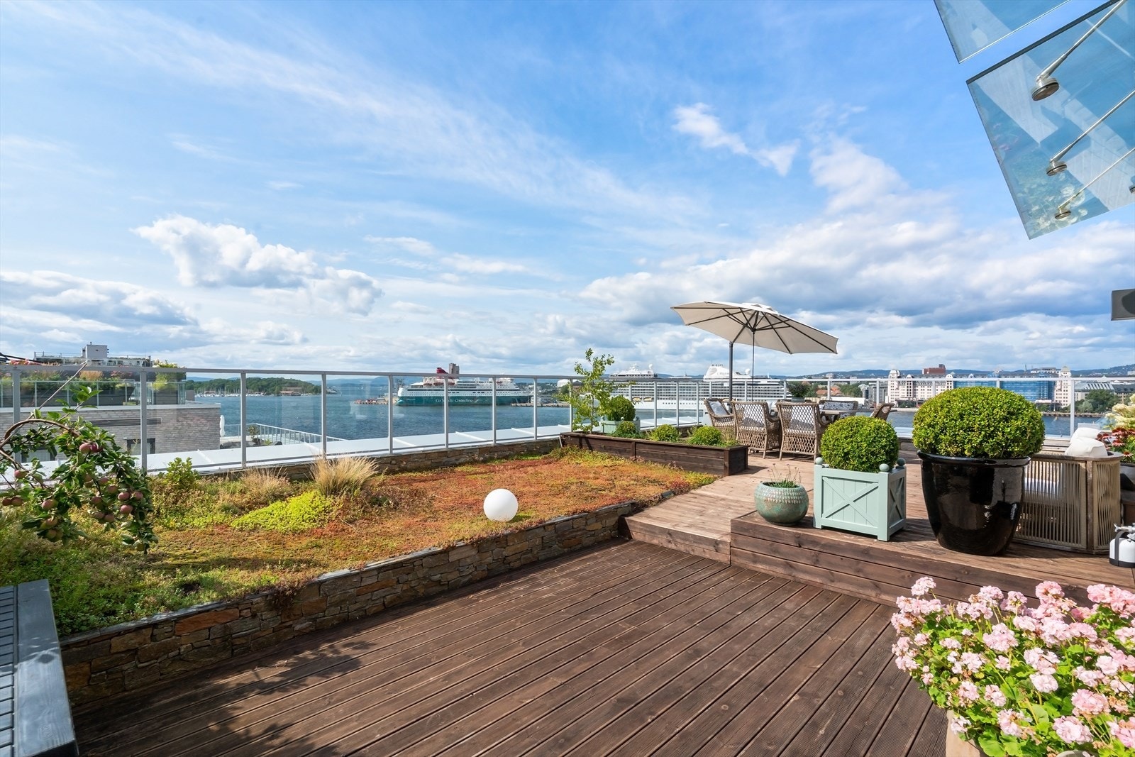 Kombinasjonen av terrassebord, grønne planter og bedd gjør uteplassen levende - og ikke minst svært sjarmerende. Galleribilde