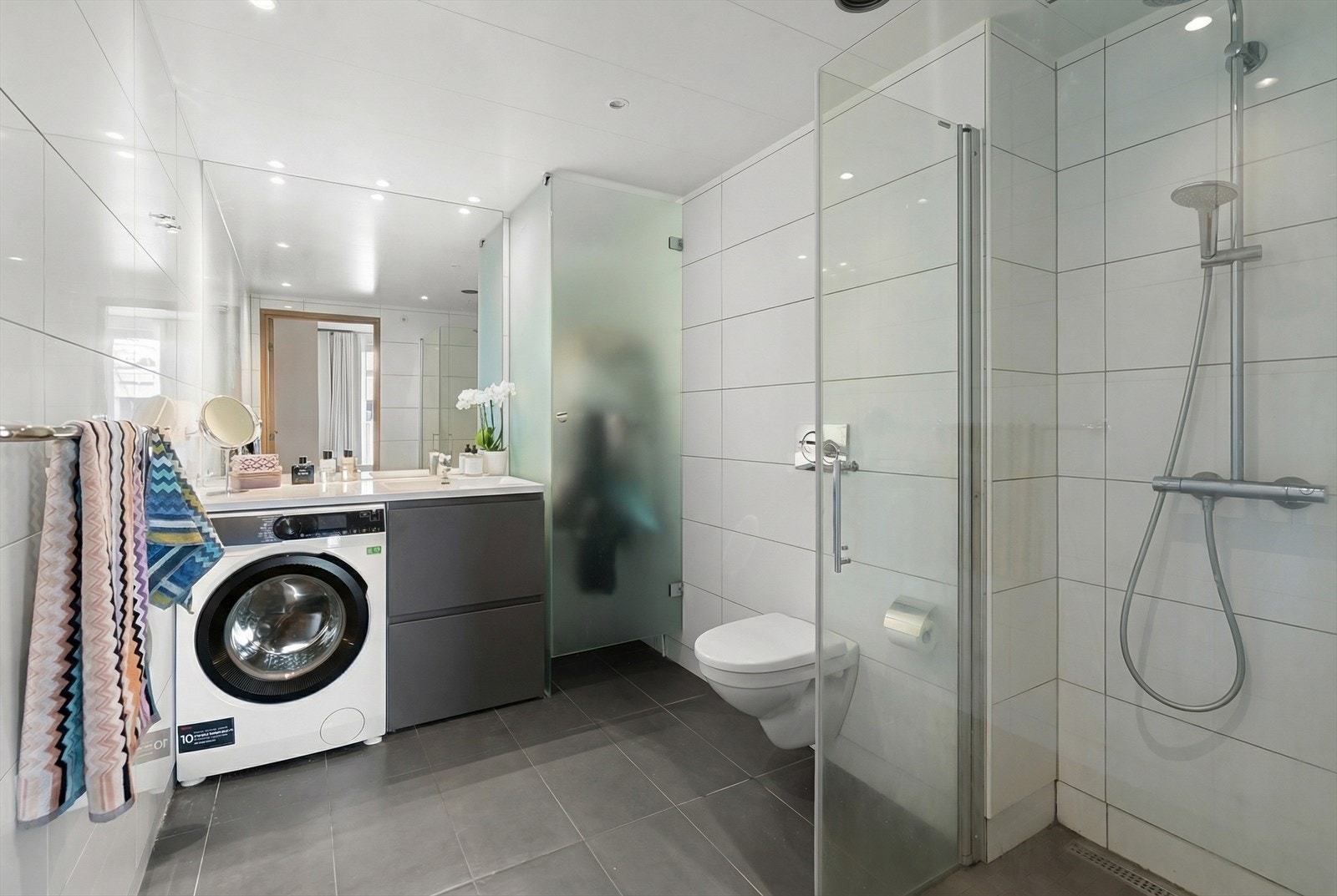 Fra hovedsoverommet har man adkomst til et baderom i en in-suite løsning. Badet oppleves romslig og praktisk. Galleribilde