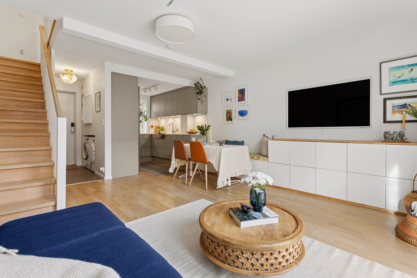 Stuen har slipt parkett på gulv som gir et lyst og moderne preg. Galleribilde