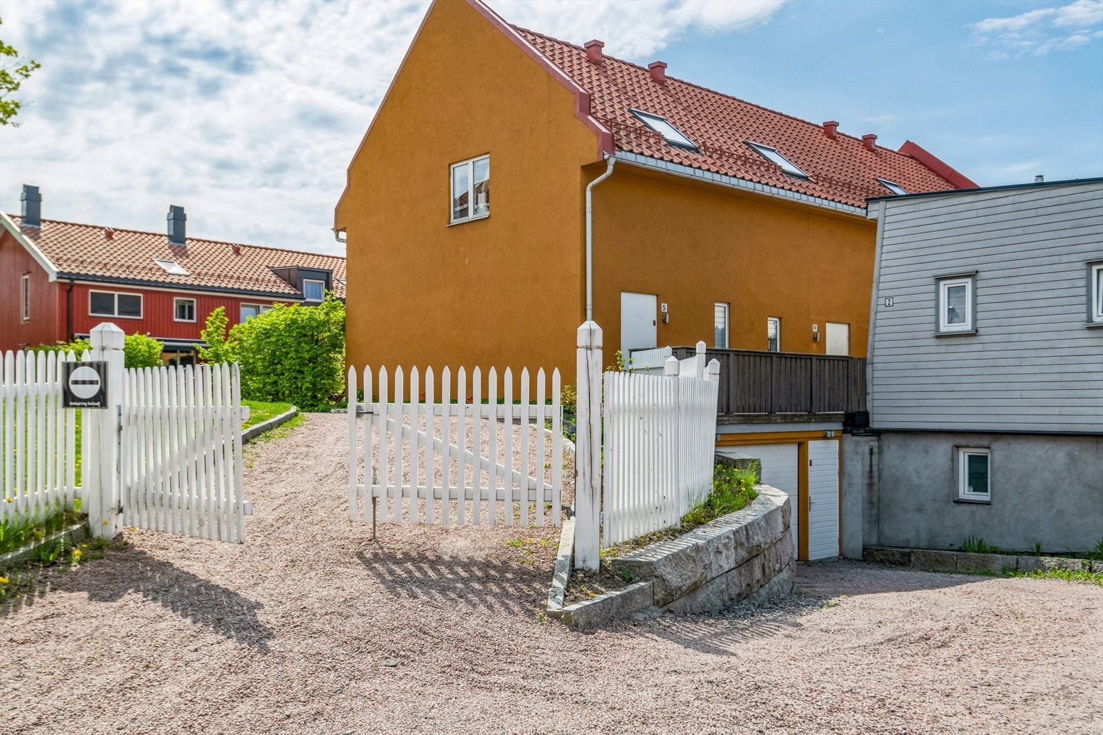 Rekkehuset er fredet og står på byantikvarens gule liste. Her bor du i det som tidligere var den gamle stallen, men som ble totalrenovert og omgjort til boliger i 2011. Galleribilde