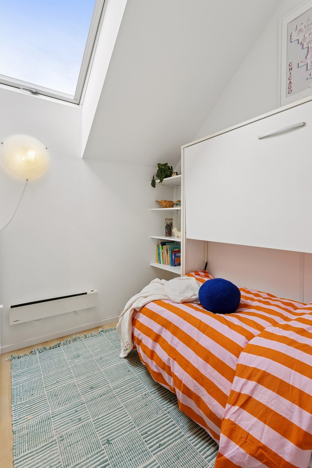 Rommet har også god takhøyde og takvindu, som gir rikelig med naturlig lys og en luftig romfølelse. Galleribilde