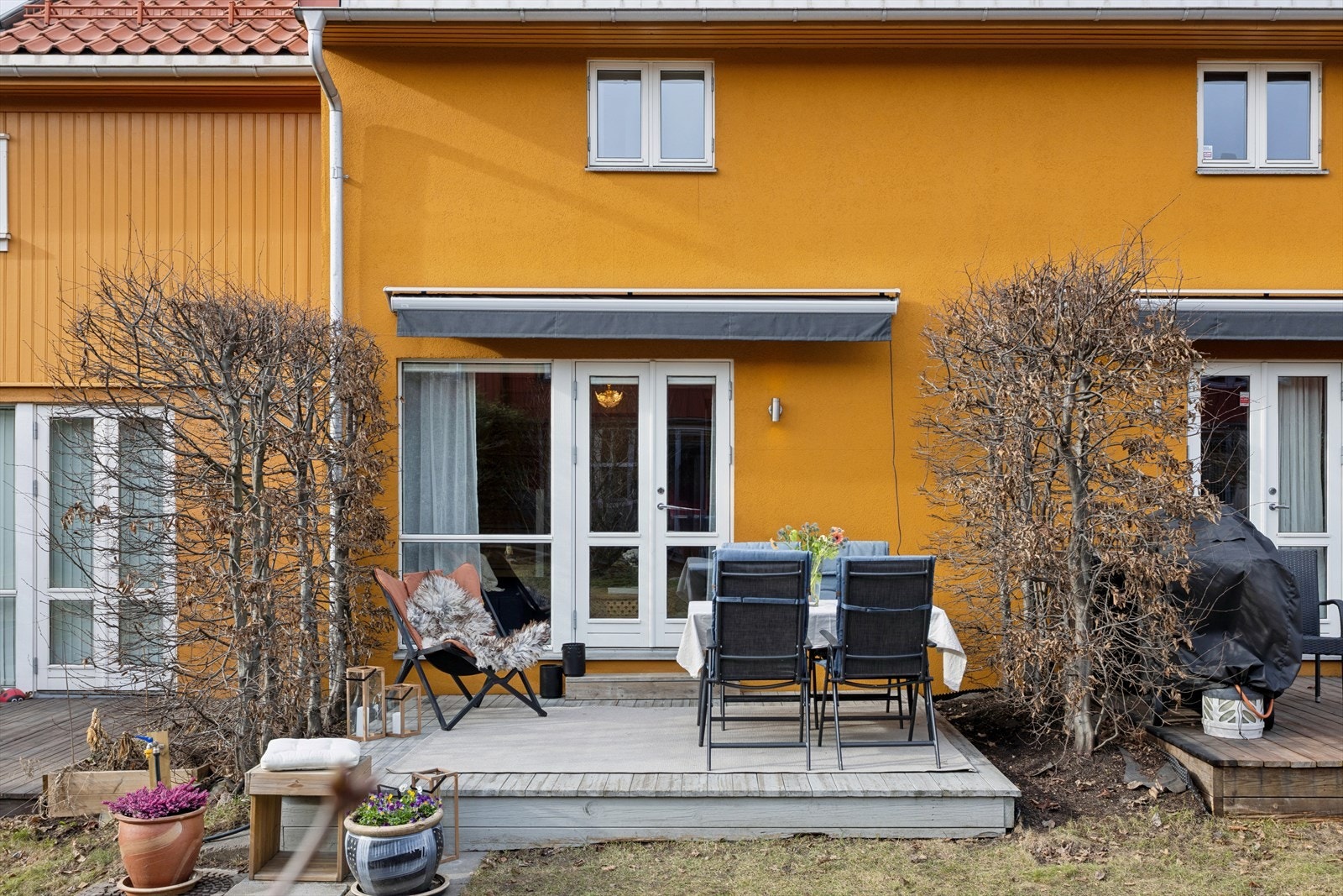 Terrassen er i impregnert utførelse og har gode solforhold fra tidlig morgen og utover ettermiddagen på sommerstid. Galleribilde