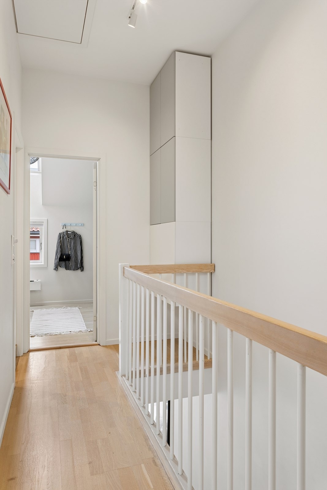 Fra gangen i 2.etasje er det tilgang til boligens lagringsloft. Her er det svært god lagringsplass, noe som gir ekstra praktisk oppbevaring. Galleribilde