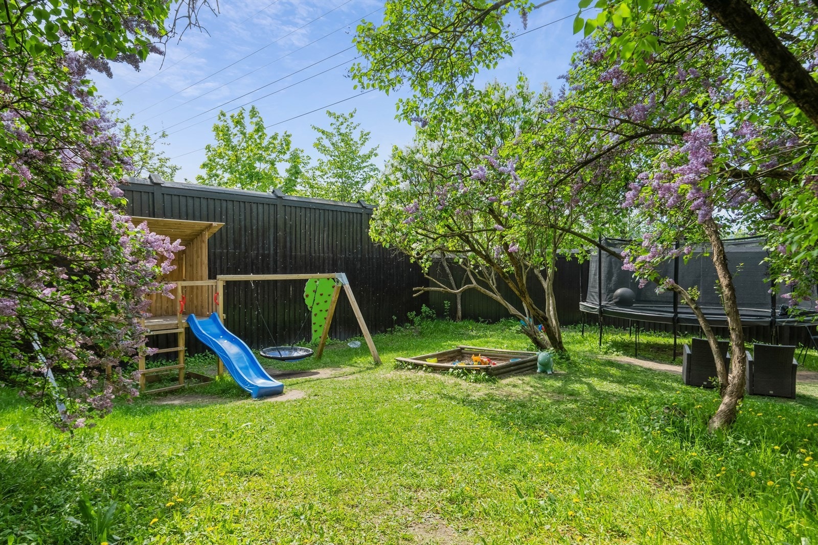 Fellesarealene er pent opparbeidet med gressplen, lekeapparater, sittebenker og diverse, frodige prydbusker. Galleribilde