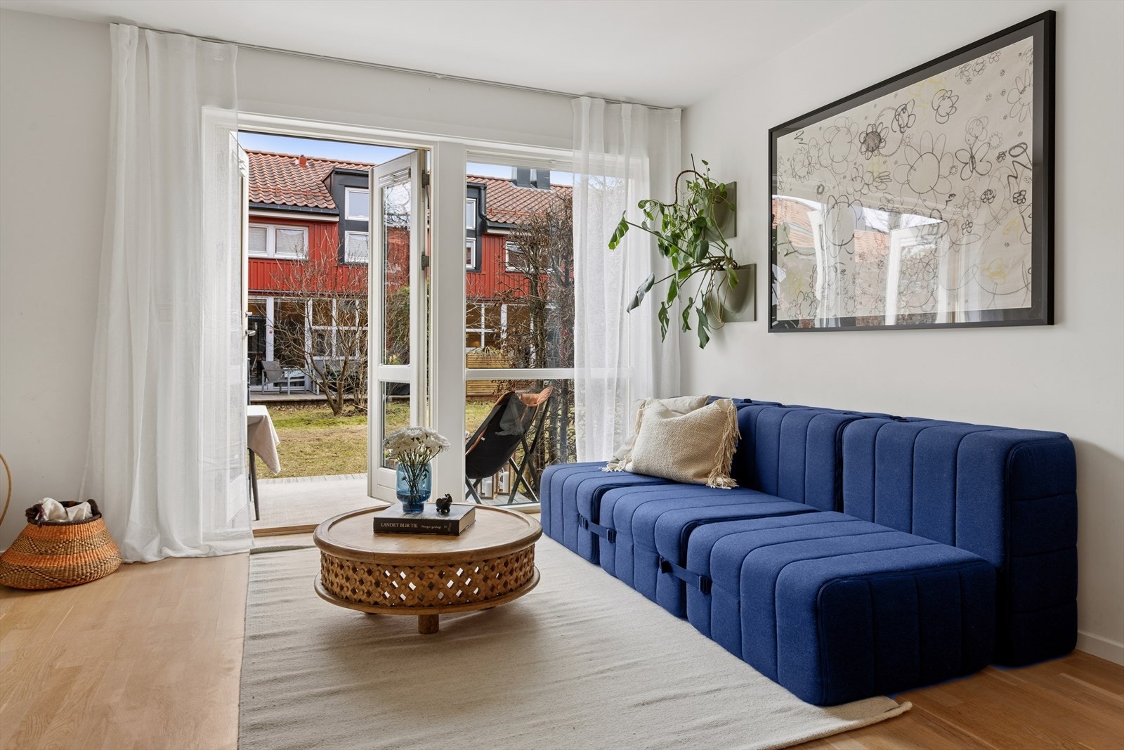 Fra stuen er det utgang via doble dører til en solrik terrasse, og de store vindusflatene gir rikelig med naturlig lys og gode lysforhold gjennom hele rommet. Galleribilde