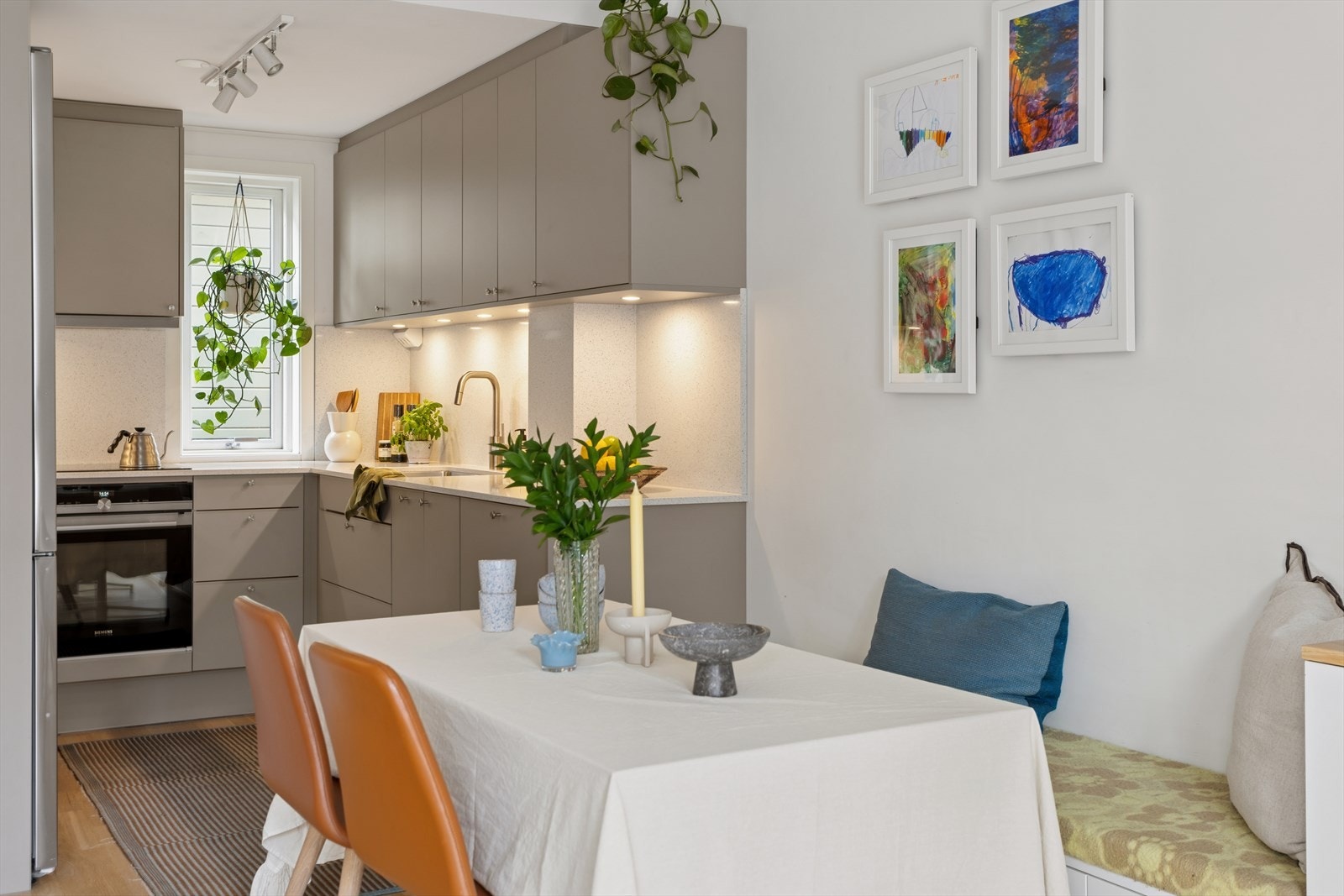 Det er god plass til spisebord i tilknytning til kjøkkenet, og sittebenk festet til vegg medfølger, noe som gir en praktisk og plassbesparende løsning. Galleribilde