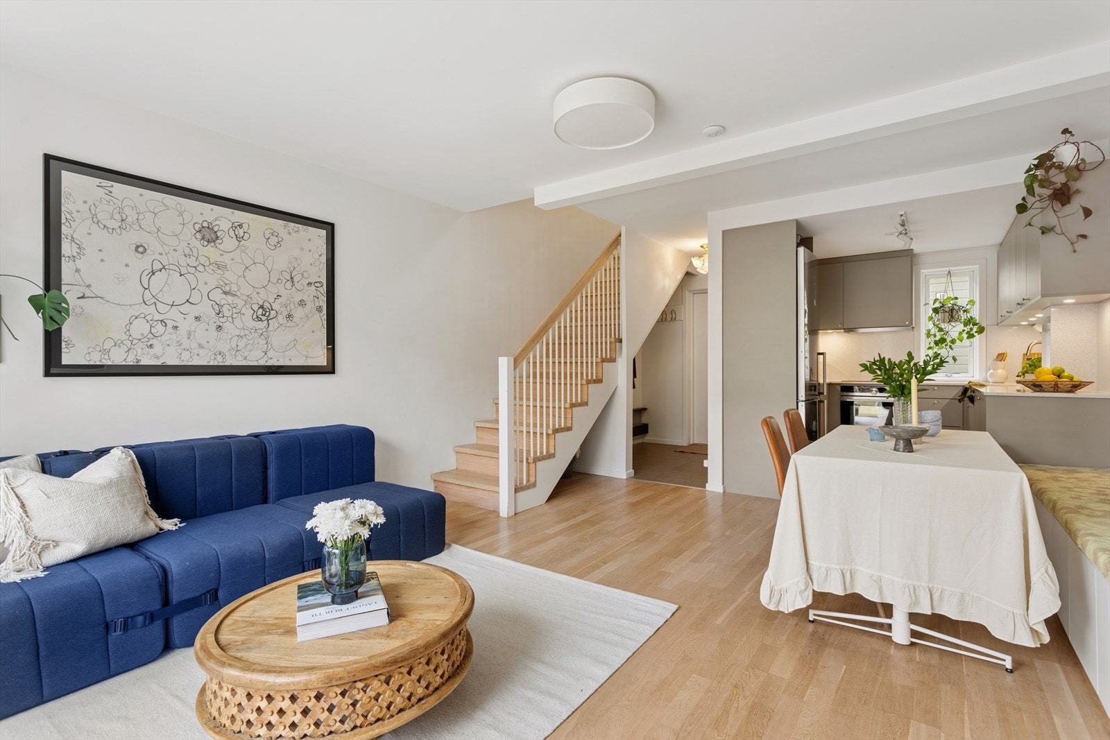 I tilknytning til kjøkkenet er det naturlig avsatt plass til spisebord, noe som gir en sosial og funksjonell romløsning. Galleribilde