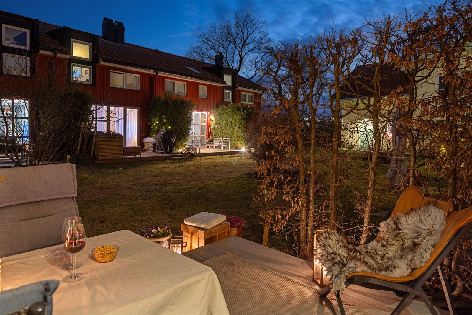 Fra terrassen er det direkte adkomst til flotte felles uteområder og grønne hagearealer, som gir gode muligheter for både avslapning og sosiale sammenkomster. Galleribilde