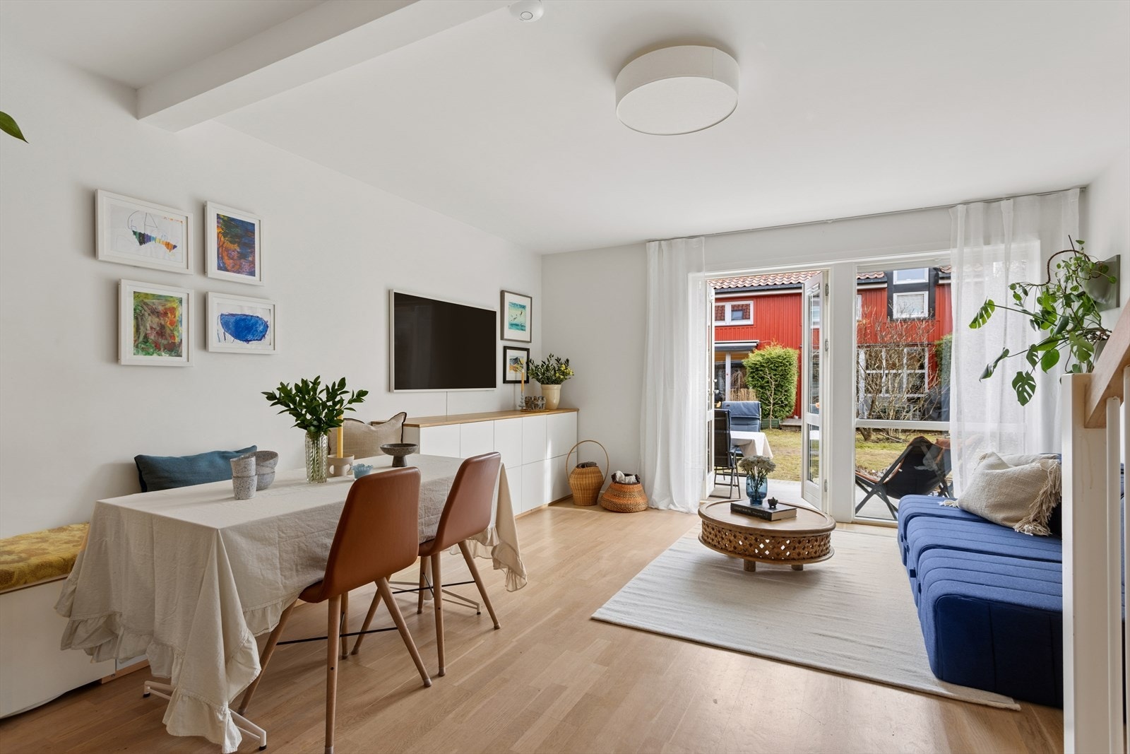 Innbydende og romslig stue med god plass til både sofagruppe, salongbord og TV-løsning. Galleribilde