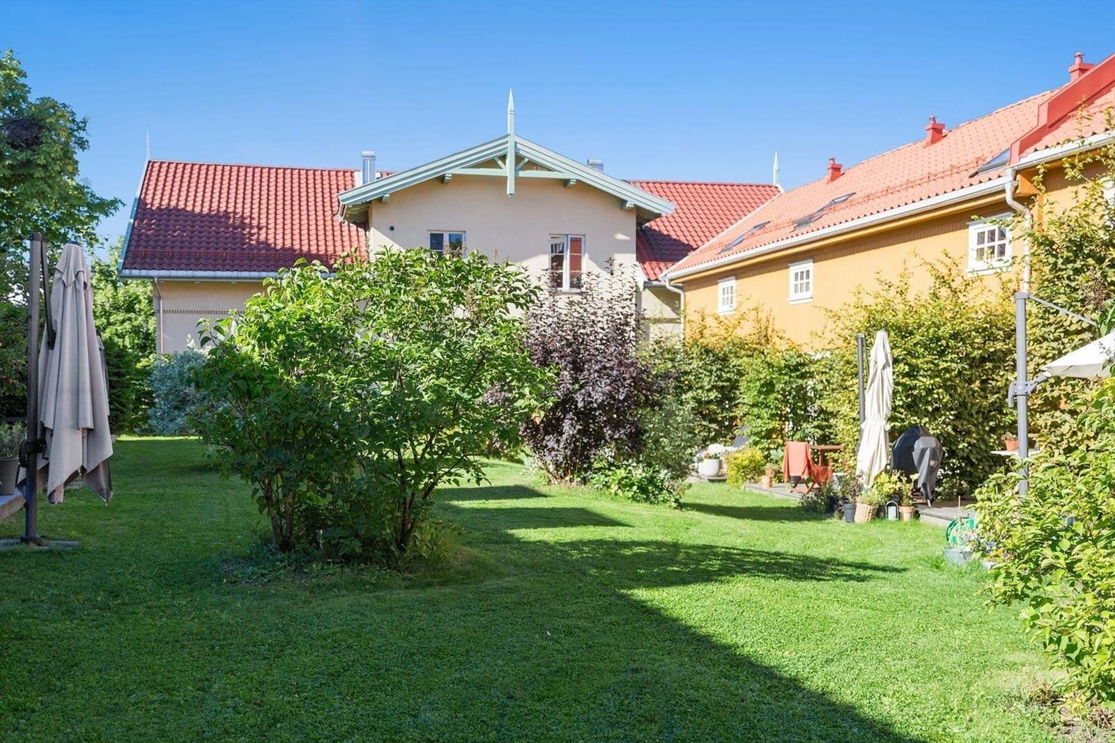 Som beboer har du tilgang til svært idylliske og flotte utearealer, omkranset og skjermet av bebyggelsen rundt. Eiendommen ligger i en vestvendt helling som gir gode solforhold. Galleribilde