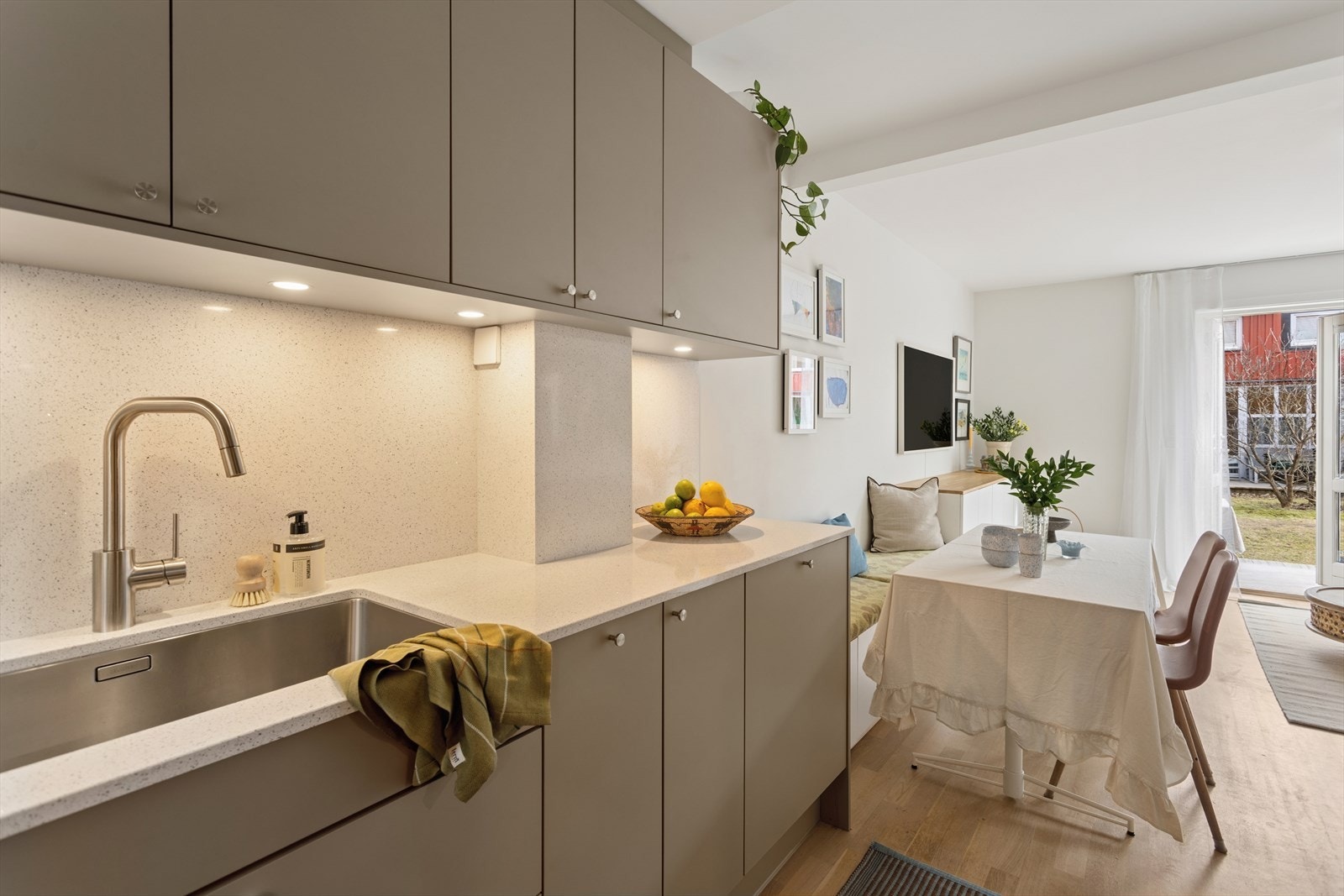 Slitesterke benkeplater i kvartskompositt med underlimt oppvaskkum og ettgreps blandebatteri gir både funksjonalitet og et stilrent uttrykk. Veggene over benk er også kledd med kvartskompositt og gir et helhetlig resultat. Galleribilde