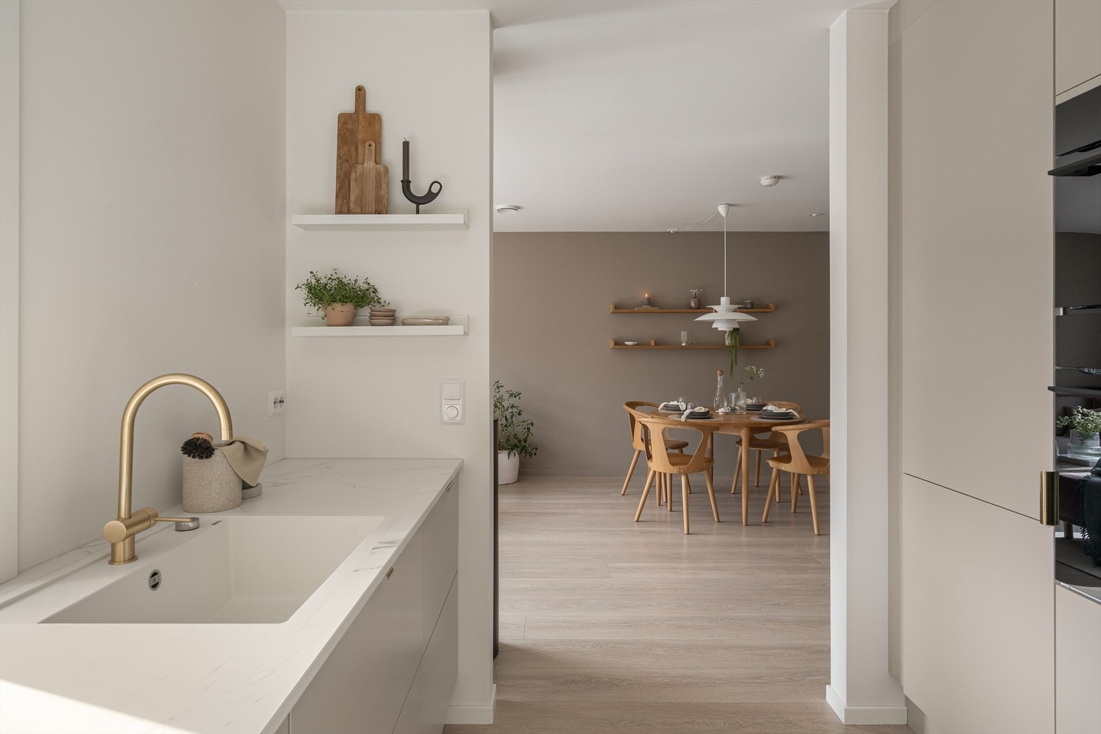 1. etg: Kjøkkenet er delvis adskilt fra stuen Galleribilde