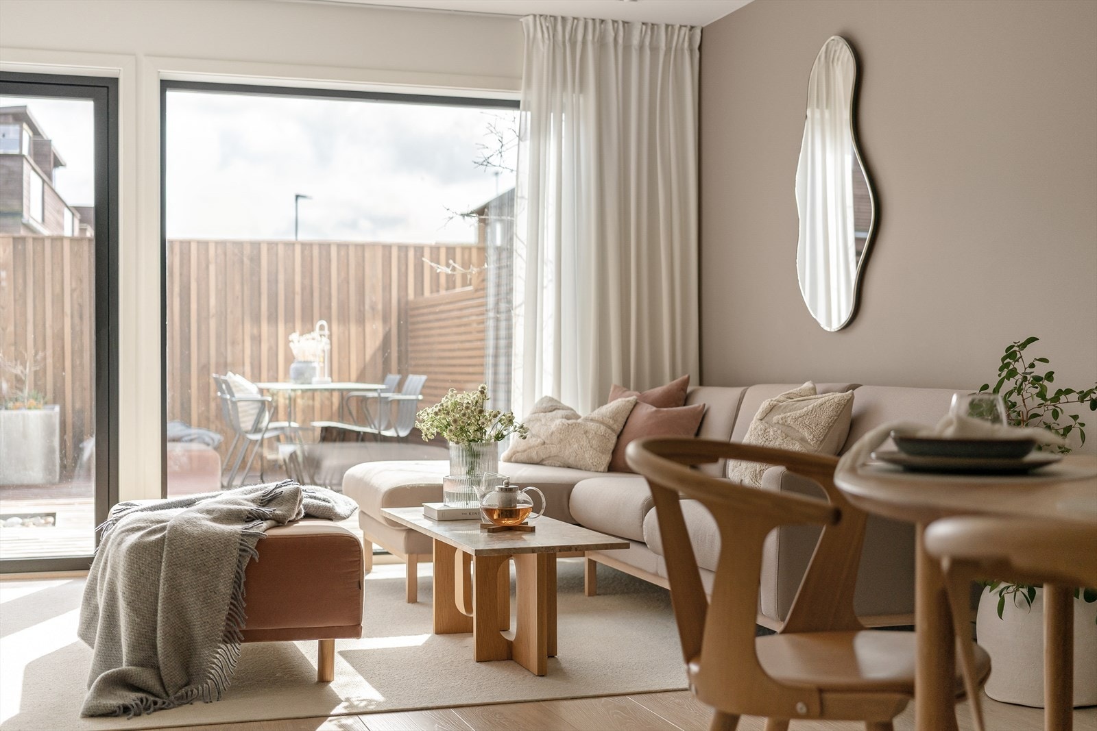 1. etg: Planløsningen gjør stuen enkel å møblere med naturlige soner Galleribilde