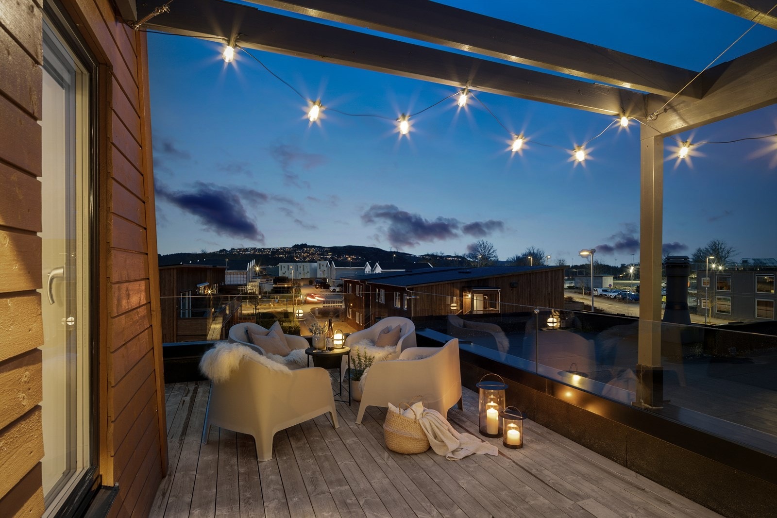 3. etg: Takterrassen har vært til stor glede for dagens eier, både på dagtid og etter at barna har lagt seg Galleribilde