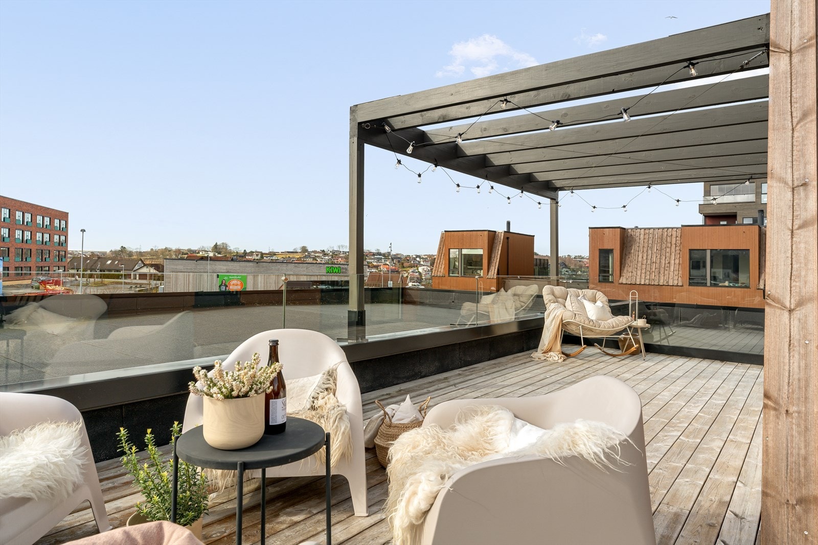 3. etg: Utgang til stor og solrik takterrasse Galleribilde