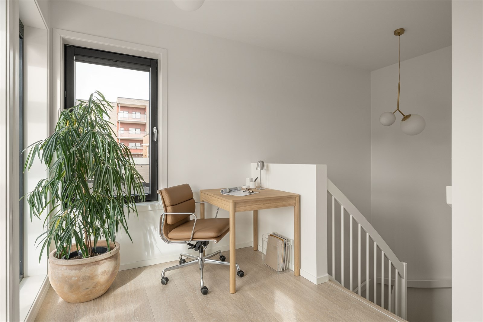 3. etg: Luftig loftstue med god plass til hjemmekontorløsning Galleribilde