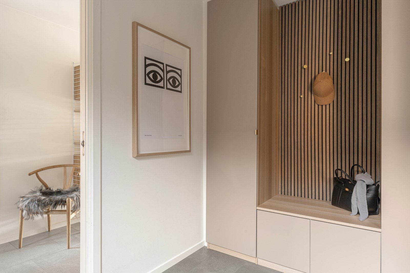 1. etg: Praktisk og pent opparbeidet garderoberom Galleribilde