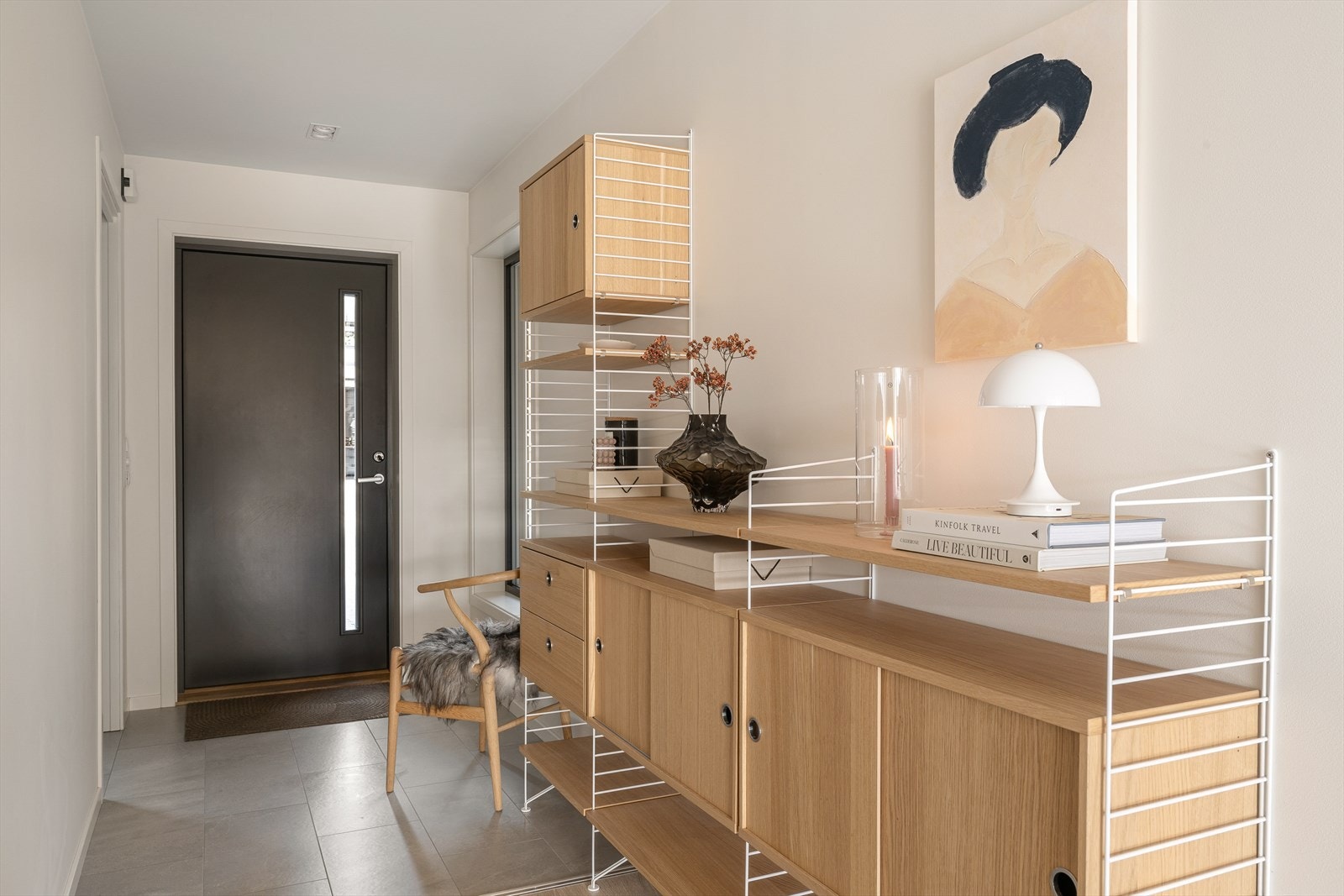 1. etg: Entrè med fliser på gulv og gulvvarme Galleribilde