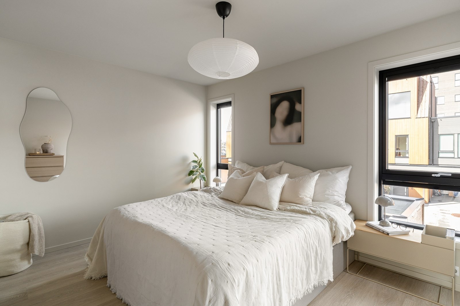 2. etg: Stort og luftig hovedsoverom Galleribilde