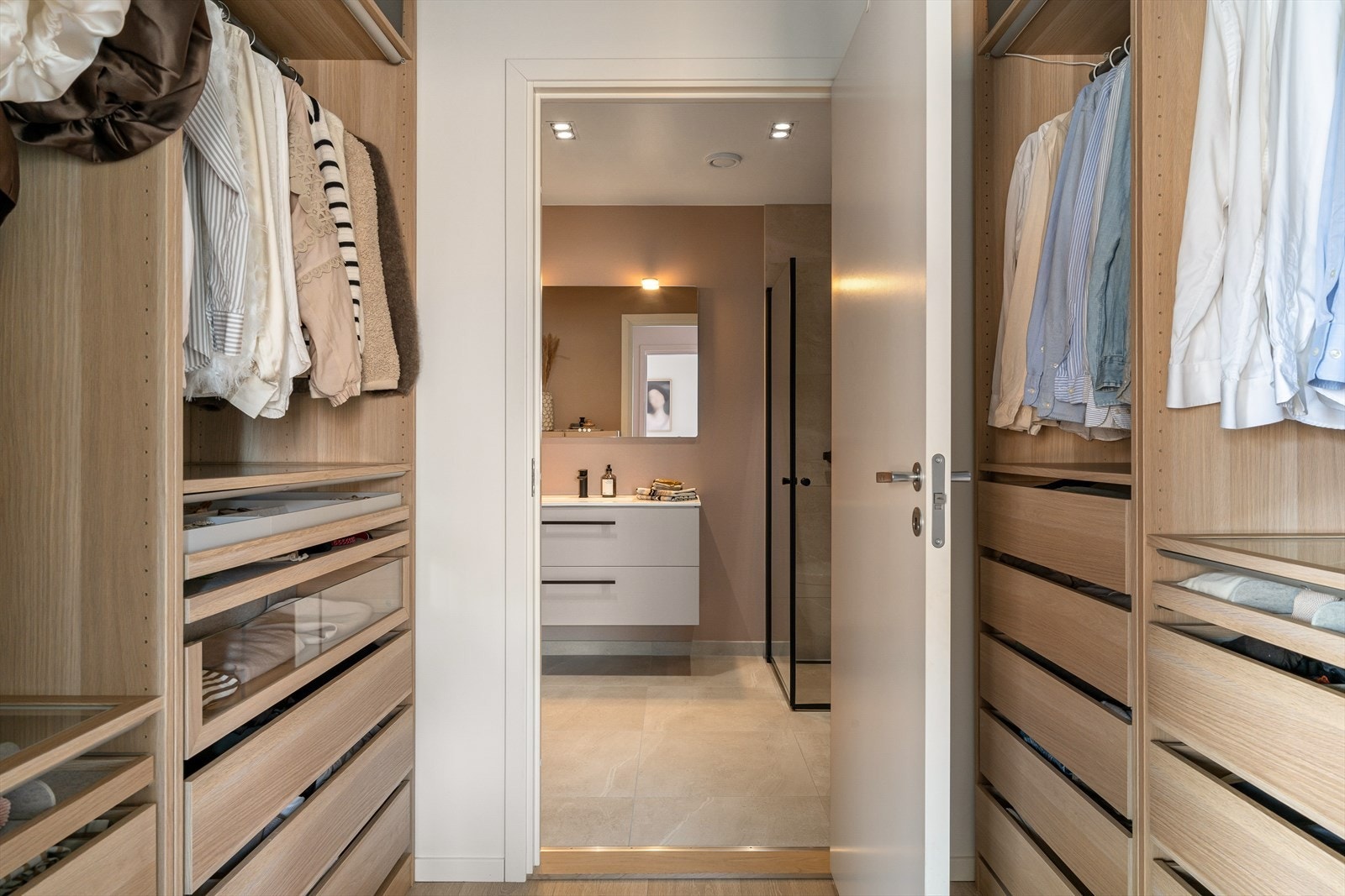 2. etg: Praktisk walk-in til hovedsoverom og direkte adkomst til bad Galleribilde