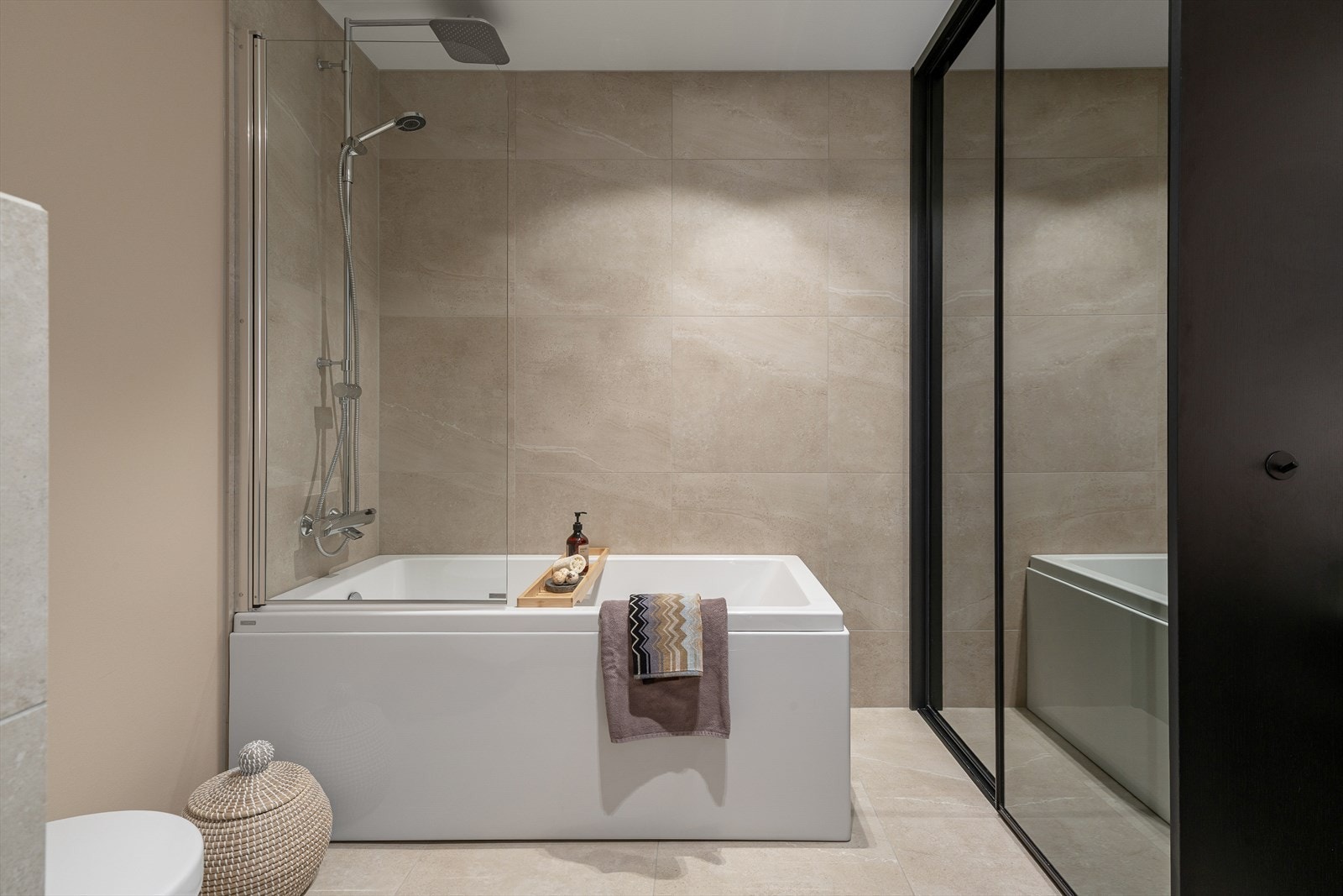 1. etg: Gjestebad med skyvedører som skjuler vaskemaskin, tørketrommel og varmtvannsbeder Galleribilde