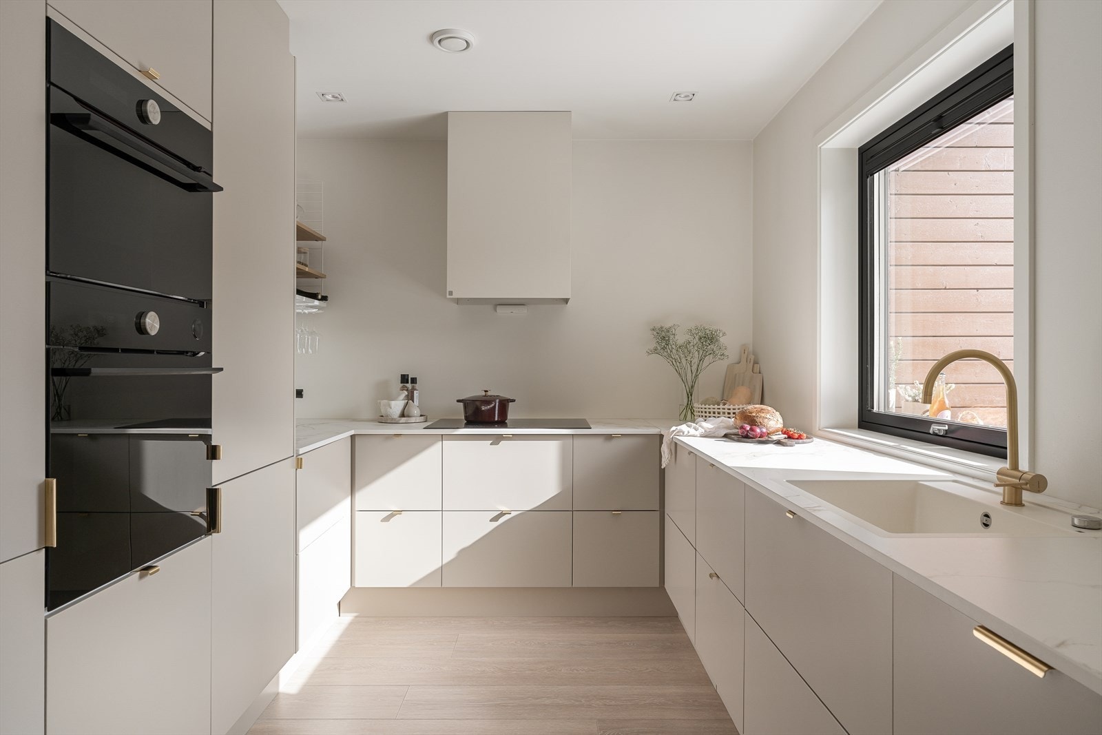 1. etg: Kjøkkenet er stort med mye skap- og benkeplass Galleribilde