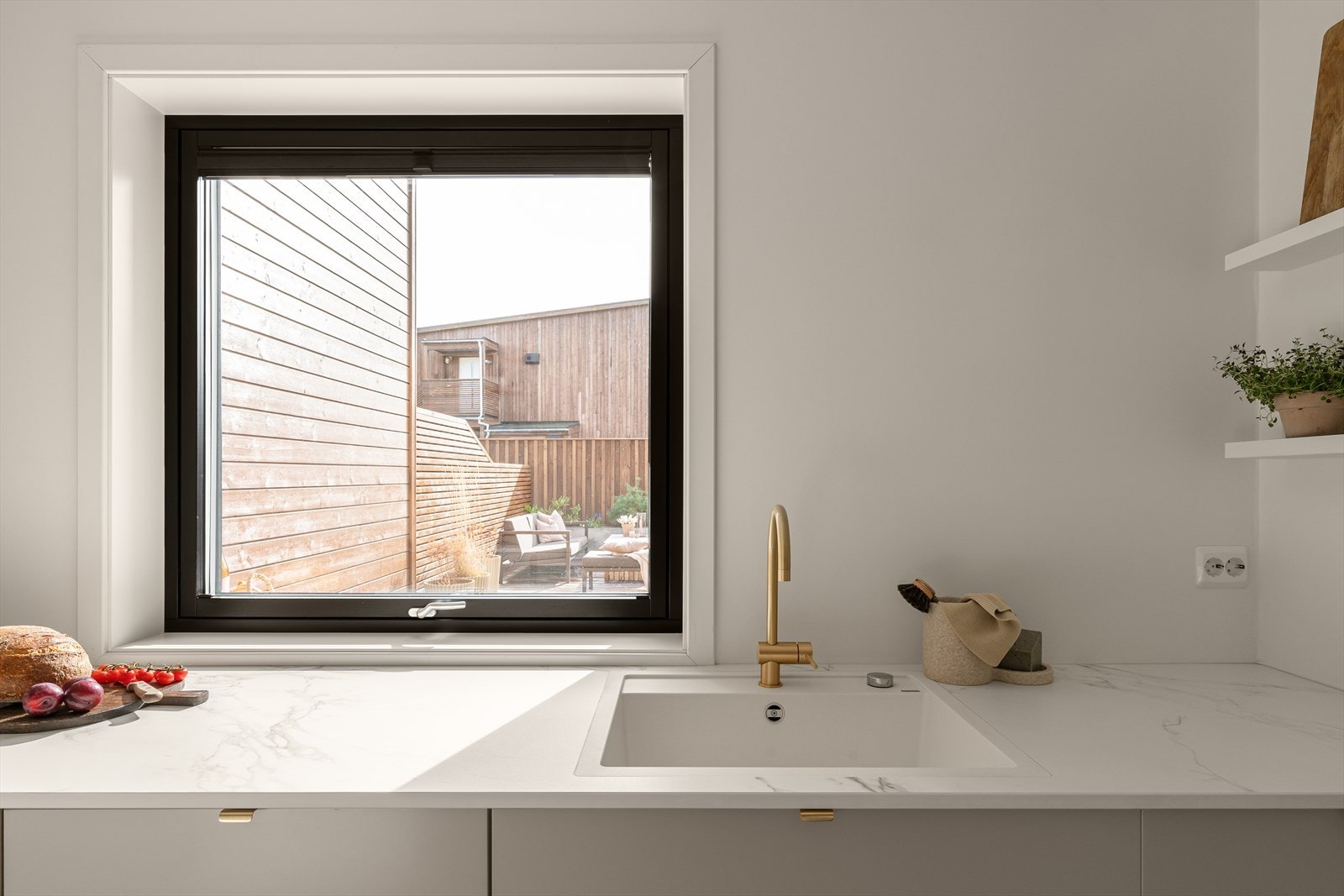 1. etg: Benkeplate er av slitesterk Dekton - vask fra Blanco med ekstra bredde for enkel vask av f.eks stekebrett Galleribilde