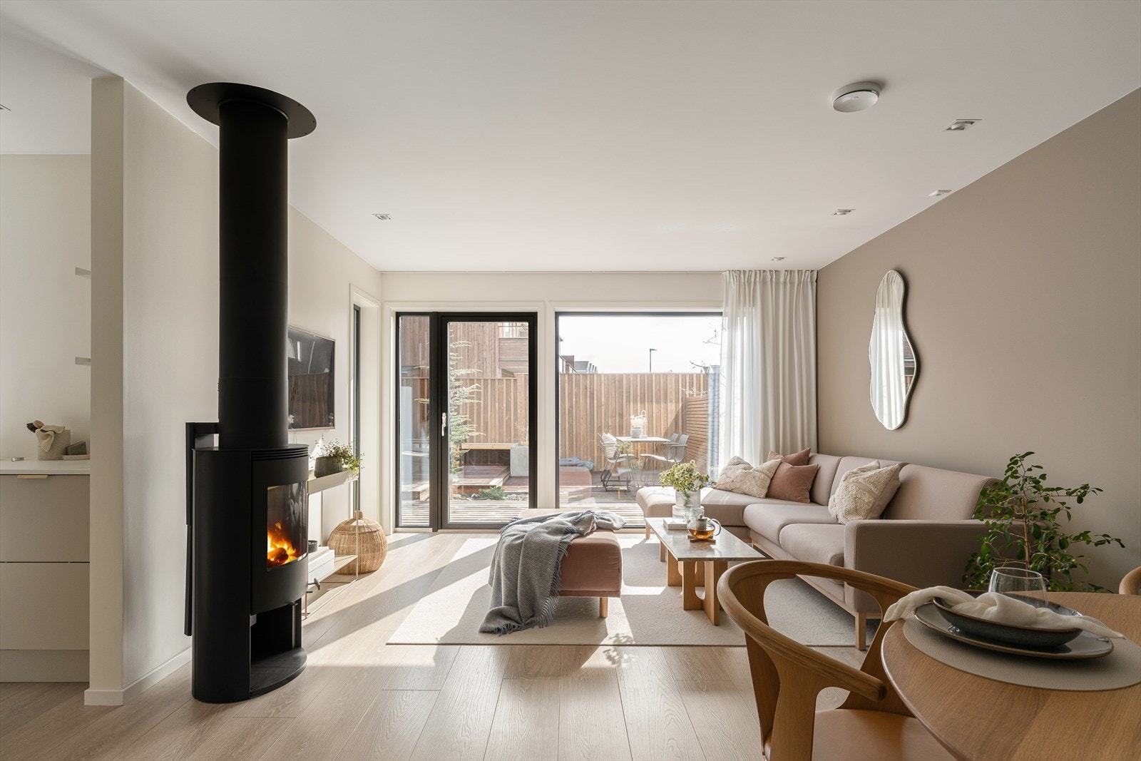 1. etg: Stuen er lys og luftig med store vindusflater Galleribilde