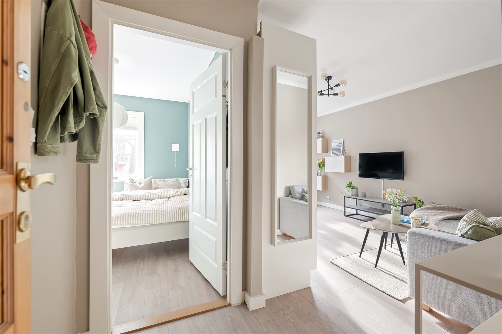 Videre åpner boligen seg opp til en lys og innbydende stue- og kjøkkenløsning. Galleribilde