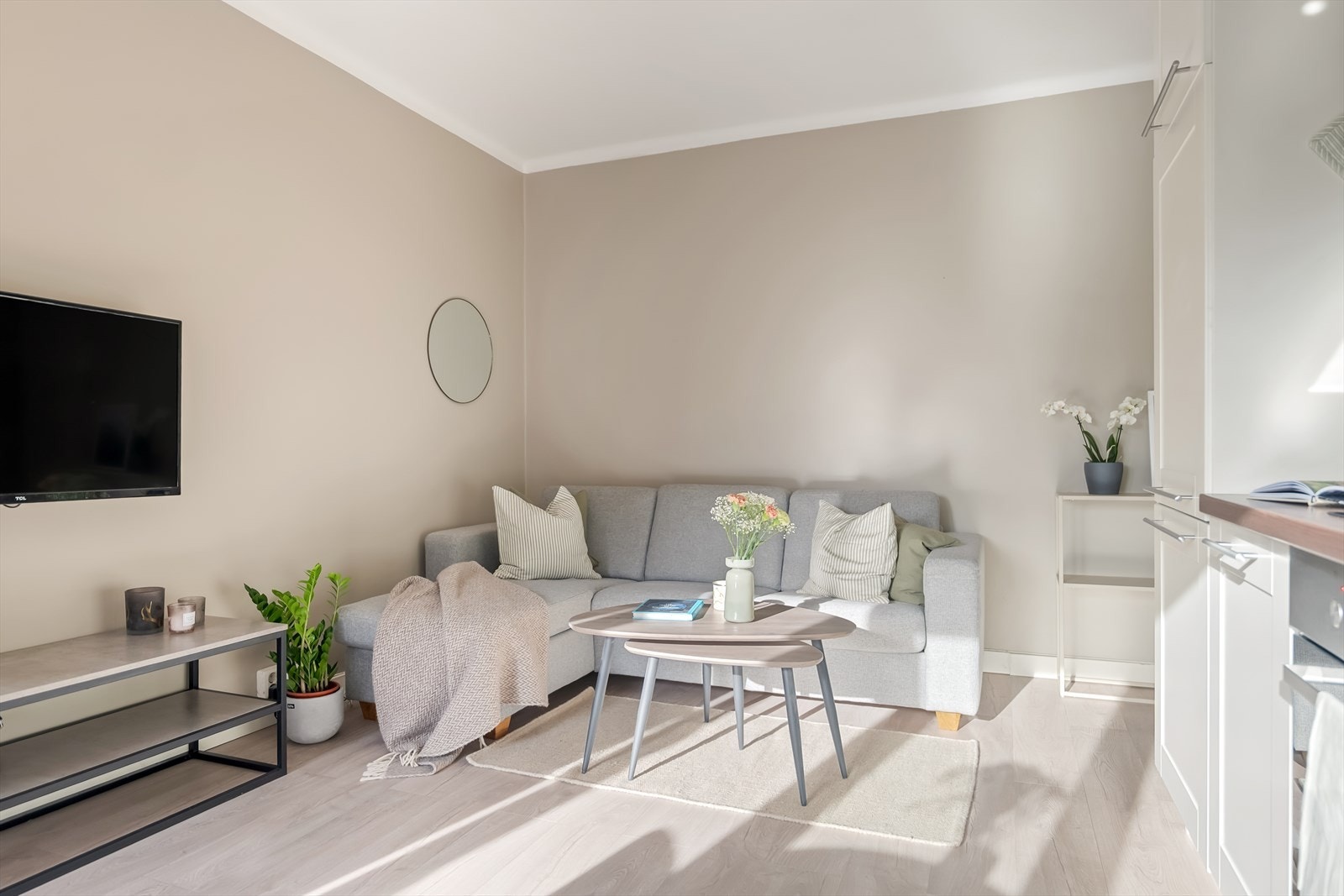 Stuen har en naturlig inndeling med god plass til både sittegruppe og spiseplass som er plassert foran kjøkkeninnredningen. Galleribilde