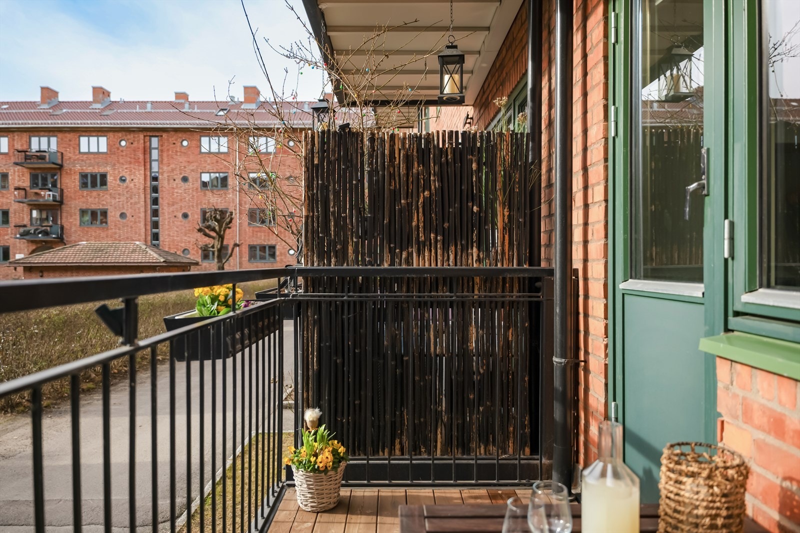 Skillevegg mellom balkongen for mer privatliv. Galleribilde