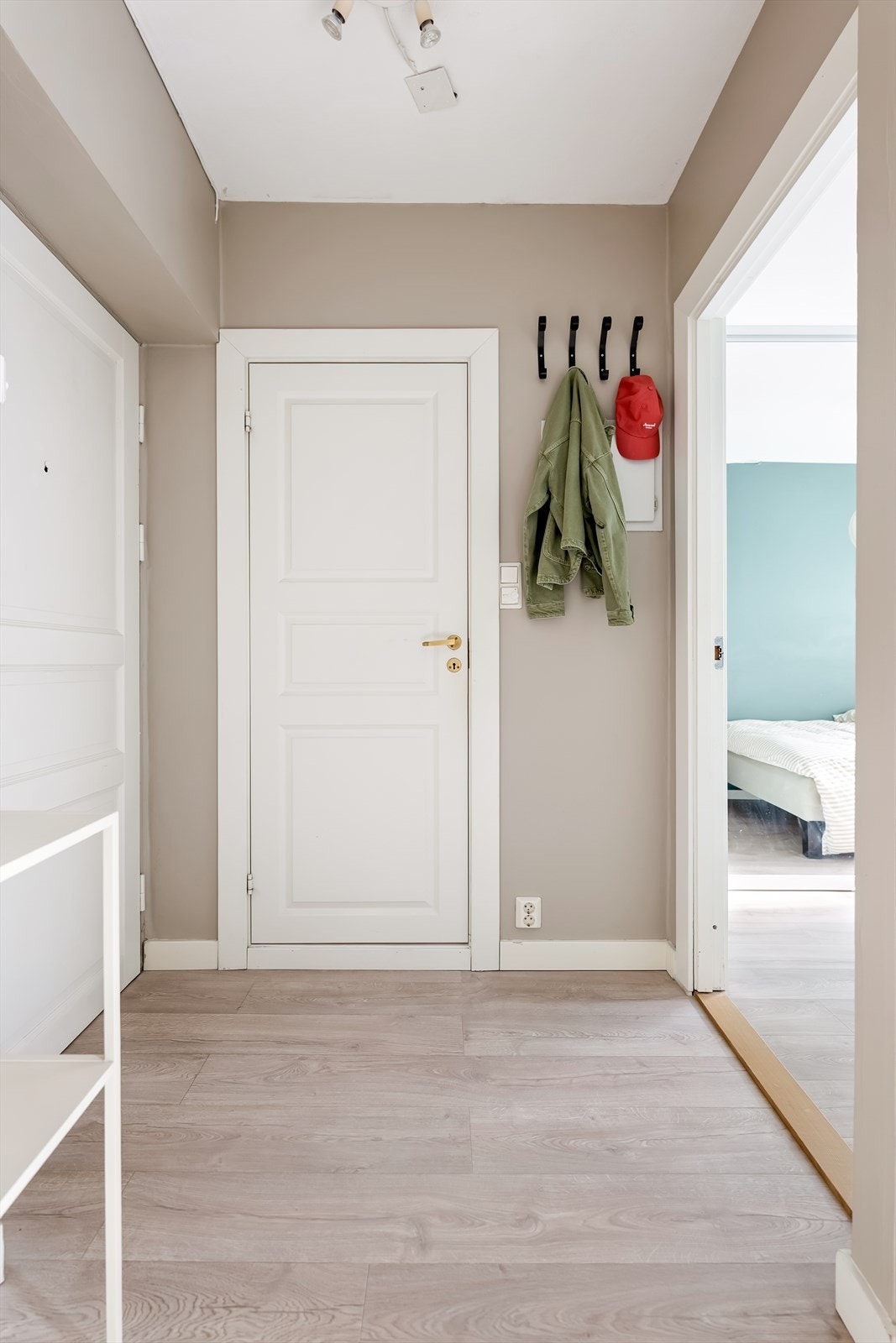 Leiligheten ønsker deg velkommen med en praktisk entré med plass til yttertøy og oppbevaring. Galleribilde