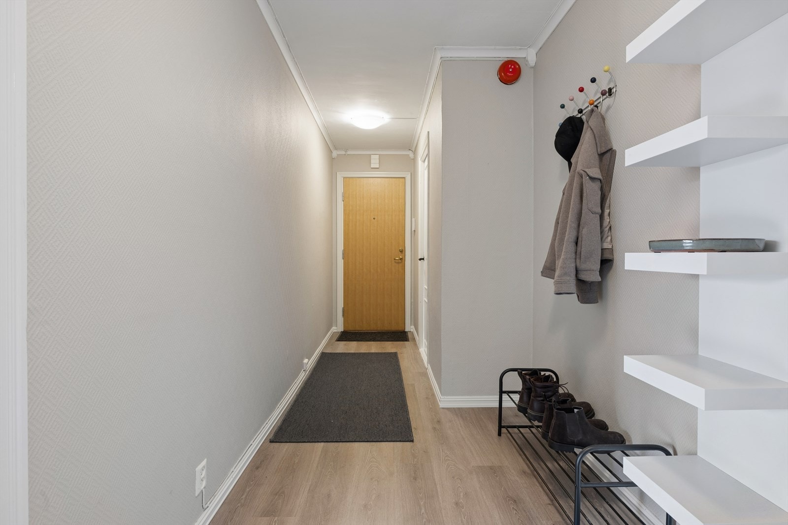 Romslig entré med god plass til å henge fra seg yttertøy og sko. Galleribilde