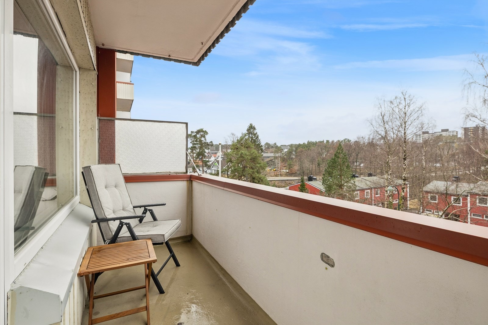 Fra stuen er det utgang til en solrik, vestvendt balkong. Galleribilde