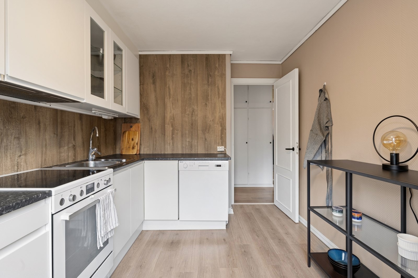 Pent kjøkken i egen sone med god skap- og benkeplass. Galleribilde